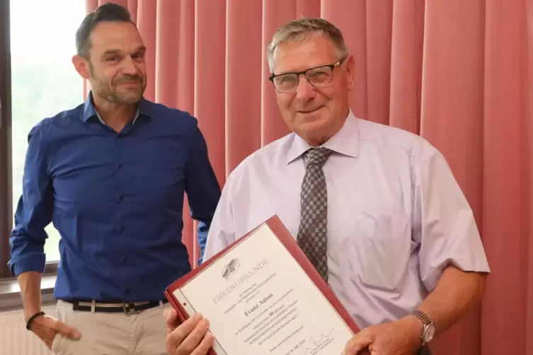 Der scheidende Bürgermeister Franz Adam Johannes (rechts) wird von Dominik Freyland-Mahling eine Ehrenurkunde für 40 Jahre Kommu