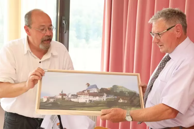  VG-Beigeordneter Hans Scherer (links) übergibt dem scheidenden Bürgermeister Franz Adam Johannes ein Gemälde von Heinrich Mauer