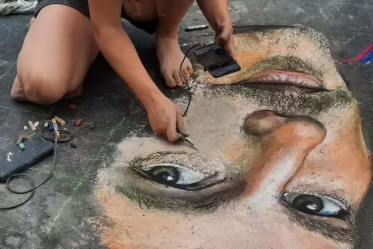 In Italien gibt es ein lange Tradition von Pflastermalern, die „Madonnari“, die große Meister auf die Straßen kopieren.