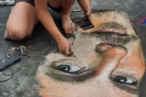 In Italien gibt es ein lange Tradition von Pflastermalern, die „Madonnari“, die große Meister auf die Straßen kopieren.