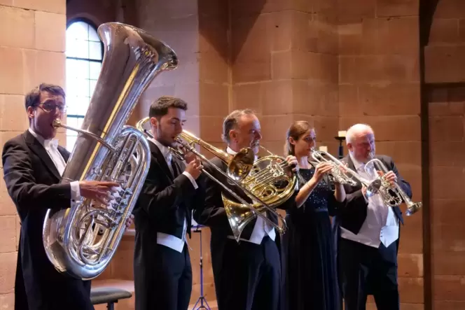 Für ihr Konzert auf dem Trifels hatten sich die fünf Blechbläser von Harmonic Brass in die Geschichte der Staufer vertieft.