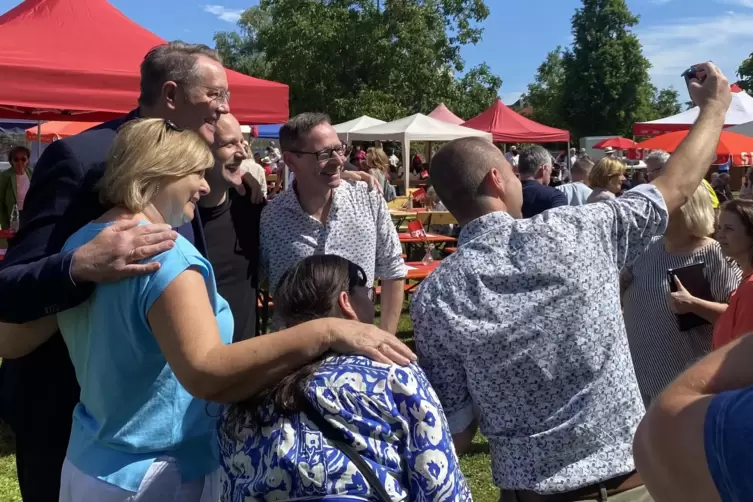 Bitte lächeln: SPD-Politiker Alexander Schweitzer (links) posiert beim Pfalztreffen in Bockenheim für eins von sehr, sehr vielen