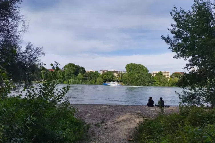 Auch die Wasserschutzpolizei war vor der Parkinsel im Einsatz.