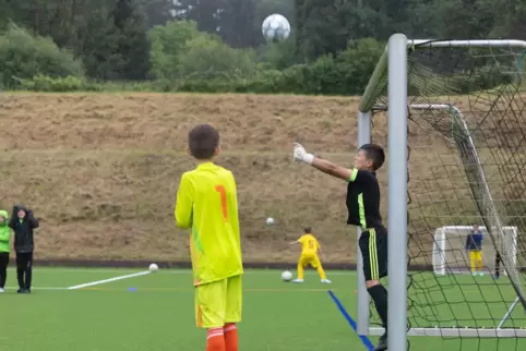  E-Jugend-Finale: TSC-Torwart Luca Carbon ) hält den entscheidenten Neunmeter, SVN-Keeper Maximilian Aul schaut zu.