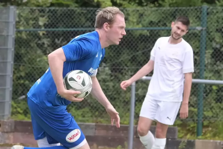 Beginn der Aufholjagd: FKP-Stürmer Dennis Krob holt nach seinem Tor zum 1:2 gleich den Ball aus dem Netz und trägt ihn zum Ansto