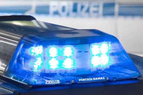 Polizei im Einsatz wegen brennendem Lkw.