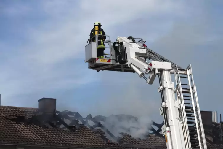 Die Feuerwehr Germersheim bekämpft einen Dachstuhlbrand. 