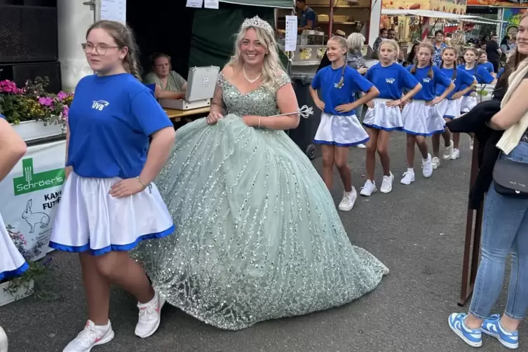 Mit neuem Kleid maschiert die neue und alte Sommerfestkönigin, Kimi I. (Kim Haselbauer), mit den UVB-Tanzmädels auf den Festplat