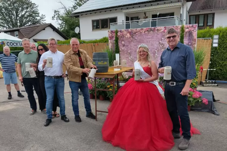 Fassanstich beim Sommerfest Bruchmühlbach. Unser Bild zeigt von rechts Ortsbürgermeister Rüdiger Franz, Sommerfestkönigin Kimi I