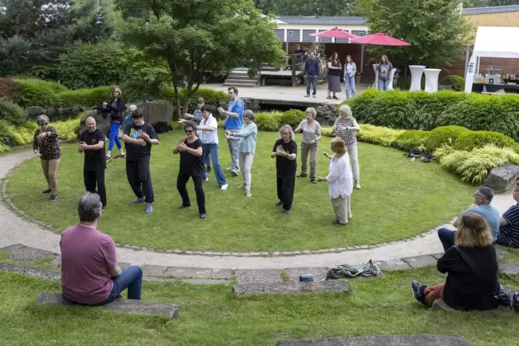 Die Tai Chi Akademie bot am Wochenende kostenlose Workshops unter der Leitung von Sifu Dietlinde Sand (vordere Reihe, rechts). 