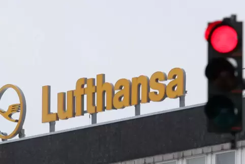 Lufhansa-Logo vor roter Ampel