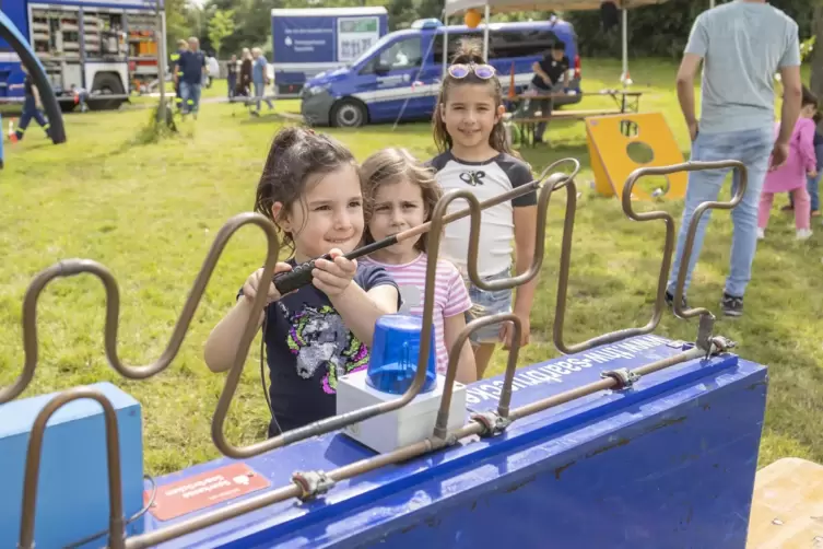 Beim heißen Draht ist der Nervenkitzel für (von links) Lara (5), Jule (6) und Ayla (9) groß. Der heiße Draht war eine von vielen