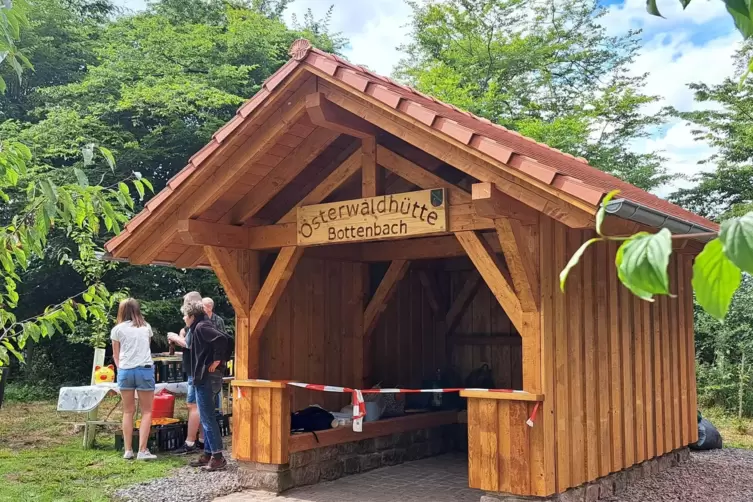 Die in Eigenleistung errichtete neue Schutzhütte im Osterwald am Wanderweg eins der Ortsgemeinde Bottenbach. 