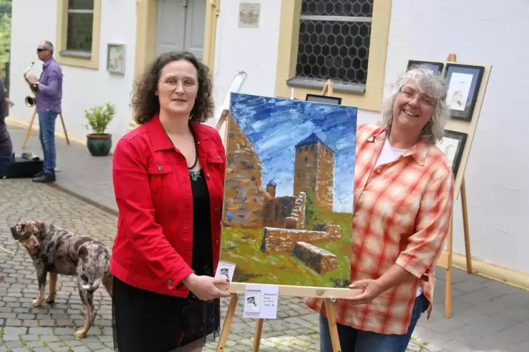 Die beiden Organisatorinnen Manuela Shania Doll (links) und Ulrike Freitag mit einem von Freitag geschaffenen Werk. 