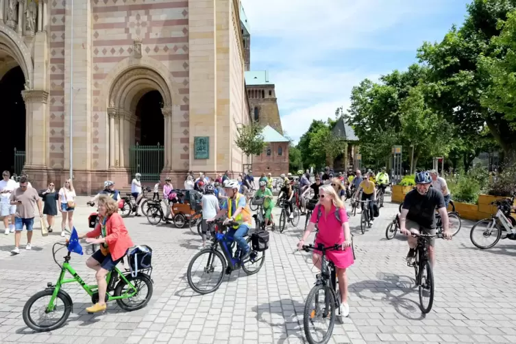 Die ersten Meter: Am 8. Juni fiel am Dom der Startschuss fürs Stadtradeln. 