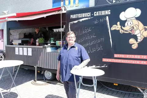 Direkt am Eishallen-Eingang hat Daniel Bach seinen Foodtruck platziert. Der gelernte Koch, der auch einen Partyservice betreibt,