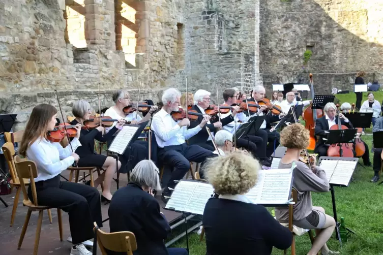 Alte Mauern, klassischer Wohlklang: das allsommerliche Serenadenkonzert des Kuseler Sinfonieorchesters. 