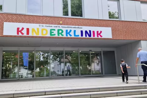 Eingang zur Kinderklinik in der Salzburger Straße. 