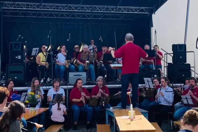 Das „StartUp!-Orchester“ in Kooperation mit dem Konzertanten Blasorchester des Musikvereins auf der Parkplatzbühne. 