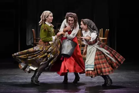 Die drei Schwestern in Joseph Steins Musical verkörpern Frauen in einer sich verändernden Welt. 