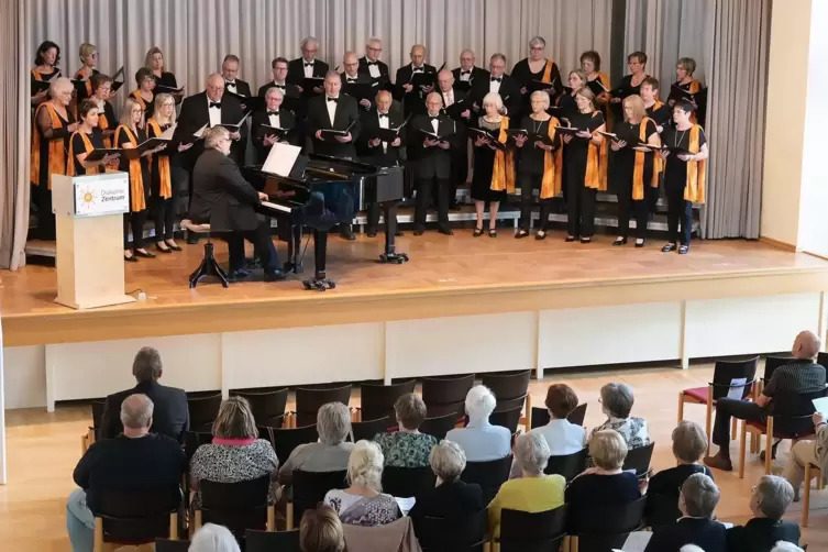 Die Chorgemeinschaft Windsberg im Theo-Schaller-Saal bei der Benefiz-Matinee. 