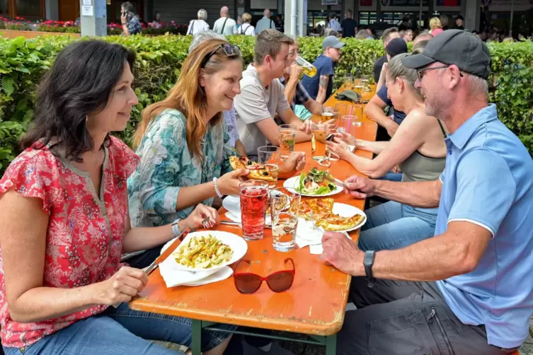 Italienische Einflüsse beim Karpfenfest: Weil der Festwirt aus Italien stammt, gibt es außer Fisch zum Beispiel auch Pizza. 