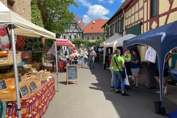 Buntes Markttreiben in der Hauptstraße.