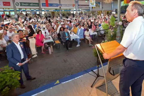 Hört vor den geladenen Gästen in der Sommerfesthalle der Rede von Brühls Bürgermeister Ralf Göck zu: Bernd Zimmermann (links unt