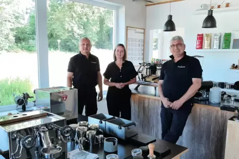 Das Team von MJ-Kaffeemaschinen in seinem 2019 bezogenen Verkaufsraum in Enkenbach. Von rechts Werkstattmeister Murat Güzel, Kom