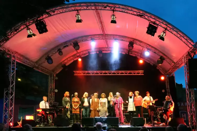 ruppenbild mit Herren: von links Pianist Martin Preiser, Margit Engel, Lisa Mosinski, Ina Bartenschlager, Kirsti Alho, Pauline N