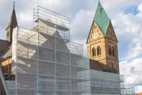 Große Teile der katholischen Kirche in Ramstein sind hinter einem Gerüst verborgen. Bis voraussichtlich Frühjahr 2025 soll unter