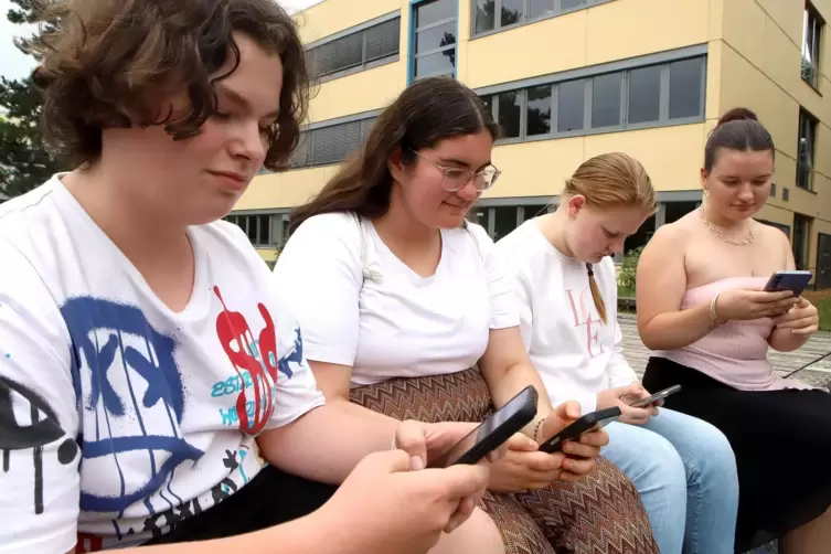 Die Schüler der Landauer IGS müssen künftig die Smartphones im Rucksack lassen. Hier (von links) Johannes Schuck , Lillyan Chikh