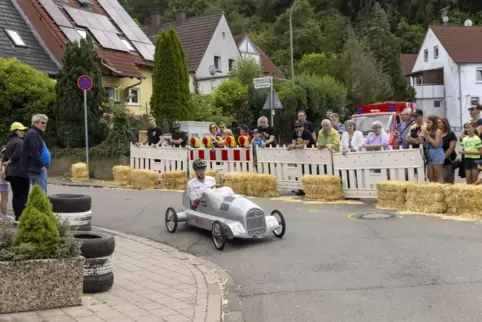 Mit Tempo in die Kurve: ein Teilnehmer des zweiten Erfenbacher Seifenkistenrennens.