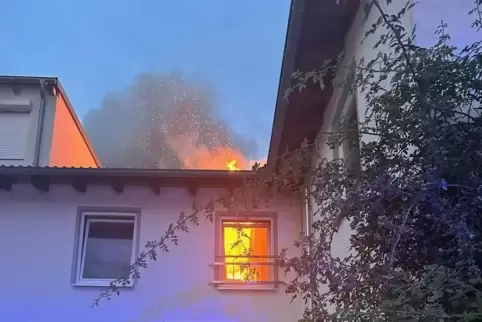 Am Samstagabend stand ein Dachstuhl in Queichheim in Flammen. 