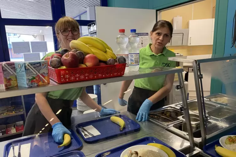 Beim Probeessen im Oktober 2022 im Helmholtz-Gymnasium: Kinga Bojan (links) und Corina Siko von der Firma DSG. 