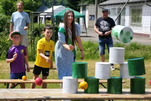 Mit Schärpe am Wurfstand: Kuseline Jil Biedinger bei der Jubiläumsfeier des Sportvereins in ihrem früheren Heimatort Langenbach.