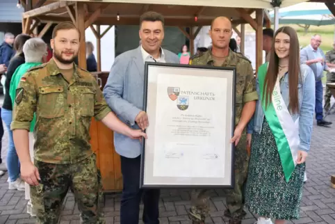  Im Bild (von links): Hauptmann Volker Schnur, Helge Schwab, Oberstabsfeldwebel Timo Schaan und Kuseline Jil Biedinger. 