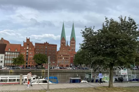 Die Türme der Lübecker Marienkirche, in der die Speyerer Kantorei singen wird, von der Trave aus gesehen. 