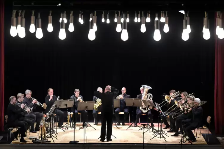 Im Alten Stadtsaal beim Musikfest Christopher Houlding dirigiert Blechbläser der Staatsphilharmonie.