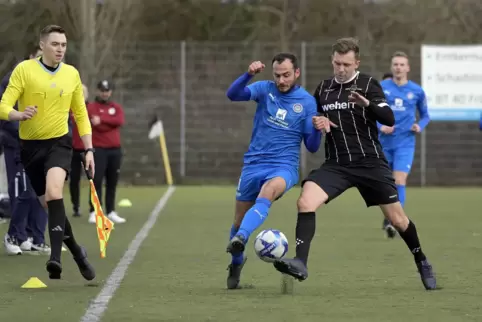 Derbyzweikampf: Fußgönheims Patrick Haag (rechts) im Duell mit Sven Hoffmann (FSV Schifferstadt). 