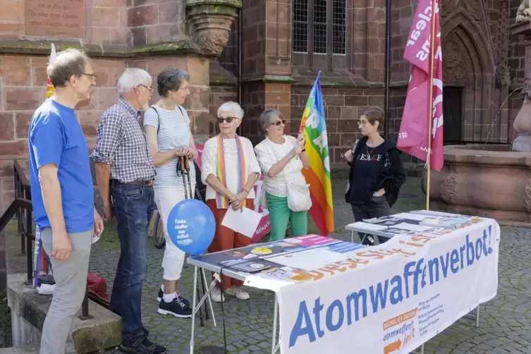 Bei der Mahnwache der Friedensinitiative: Klaus Wirtgen, Michael Strake, Adelheid Gerlach, Erika Christmann, Sabine Fladrich-Str