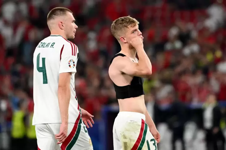 Ungarns Nationalspieler András Schäfer (rechts) trug beim Spiel gegen Schottland die Sensoren-Weste.