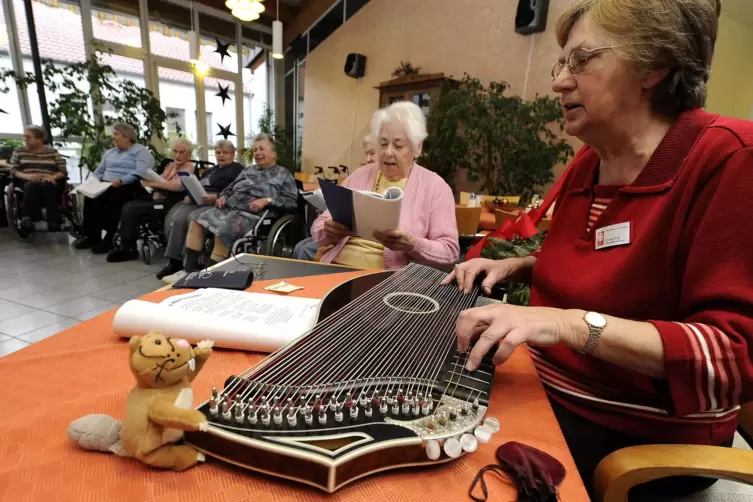 Zitherspielerin Christine Greif hofft auf Unterstützung. 