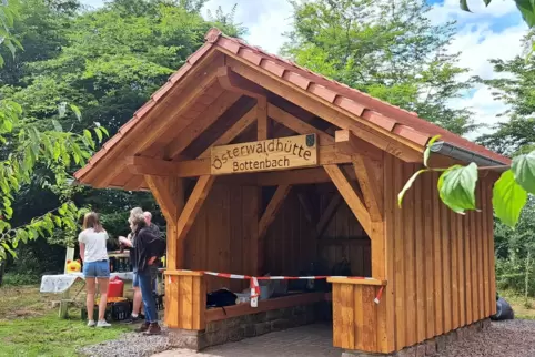 Die in Eigenleistung errichtete neue Schutzhütte im Osterwald am Wanderweg eins der Ortsgemeinde Bottenbach.