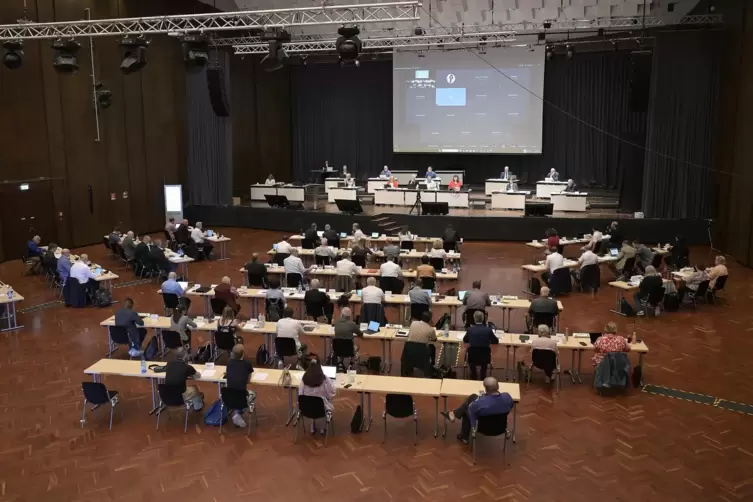 16 Frauen und 44 Männer gehören dem neuen Stadtrat an, der seit vier Jahren im Pfalzbau tagt.