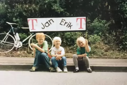 Schon früh Radsport-Fans: Bei der Tour 2000 während der Etappe nach Freiburg: Adrain, Pascal und Nicole Ackermann (von links).