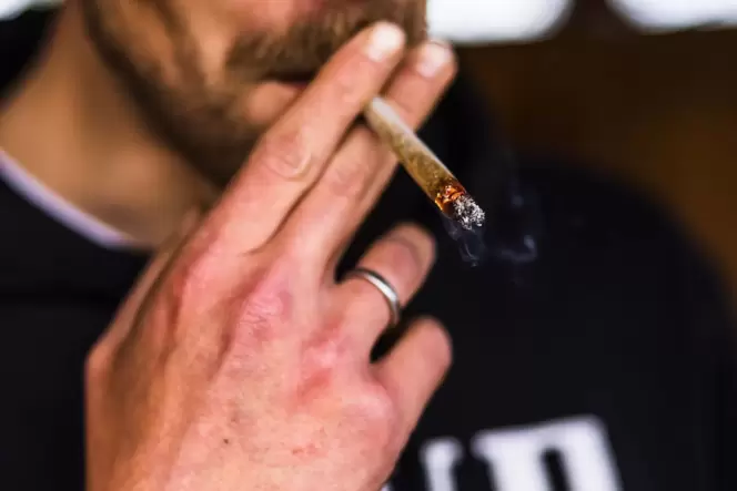 Mann raucht einen Joint