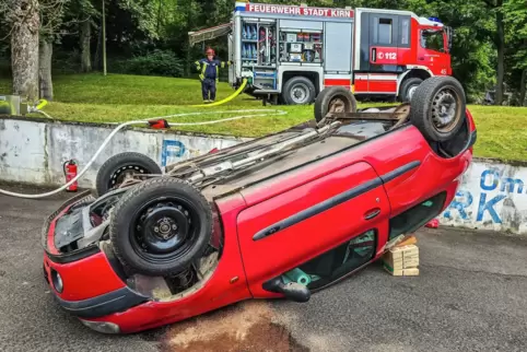 Auto einer Frau landet nach Wendemanöver auf Dach