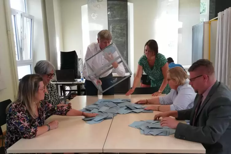 Auszählung der Stichwahl in Lauterburg: Bürgermeister Michel Lorentz beim Leeren der Wahlurne.