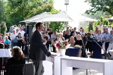 Oberbürgermeister Marold Wosnitza hat aus den Neujahrsempfängen in der Festhalle Sommerempfänge im Rosengarten gemacht.